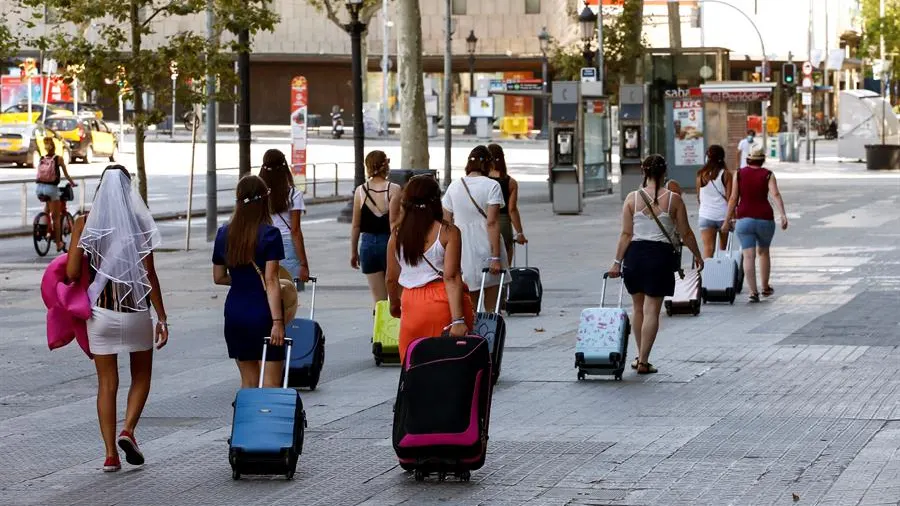 Varias turistas caminando por la Plaza Cataluña de Barcelona