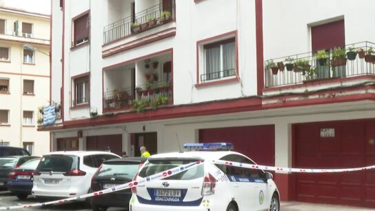 La Polic&iacute;a custodia la entrada al bloque de Hernani donde se han registrado varios positivos