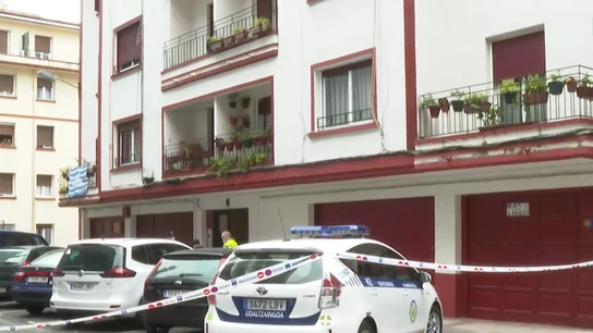 La Policía custodia la entrada al bloque de Hernani donde se han registrado varios positivos La Policía custodia la entrada al bloque de Hernani donde se han registrado varios positivos