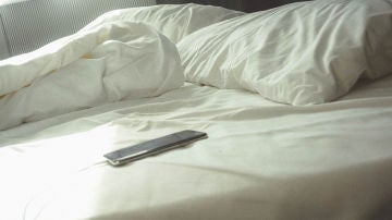 Un smartphone en la cama