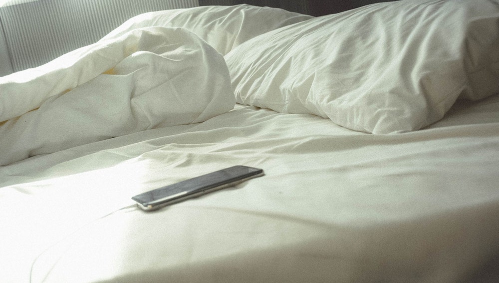 Un smartphone en la cama
