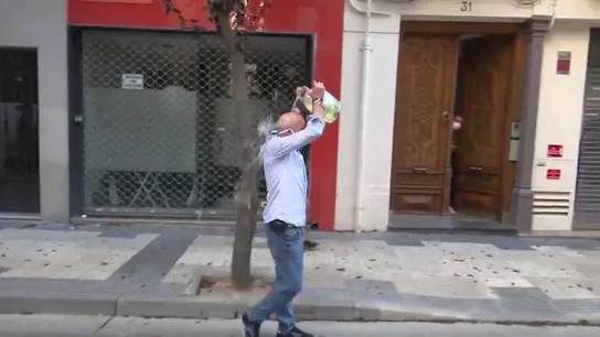 Un okupa se rocía con gasolina y amenaza con quemarse a lo bonzo durante el desalojo de un hotel en Zaragoza Un okupa se rocía con gasolina y amenaza con quemarse a lo bonzo durante el desalojo de un hotel en Zaragoza