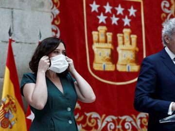 La presidenta de la Comunidad de Madrid, Isabel Díaz Ayuso, y el consejero de Sanidad, Enrique Ruiz Escudero