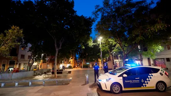 La Guardia Urbana patrulla el Barrio de Gracia para impedir el botellón Una patrulla de la Guardia Urbana por las plazas del Barrio de Gracia para impedir el botellón