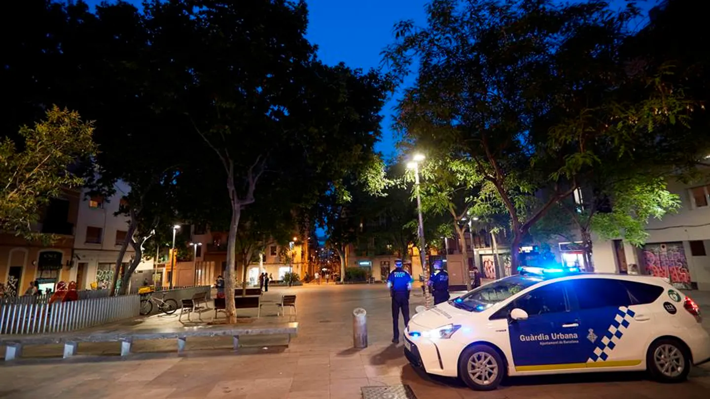 La Guardia Urbana patrulla el Barrio de Gracia para impedir el botellón Una patrulla de la Guardia Urbana por las plazas del Barrio de Gracia para impedir el botellón