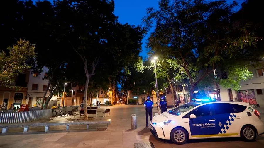 Una patrulla de la Guardia Urbana por las plazas del Barrio de Gracia para impedir el botellón