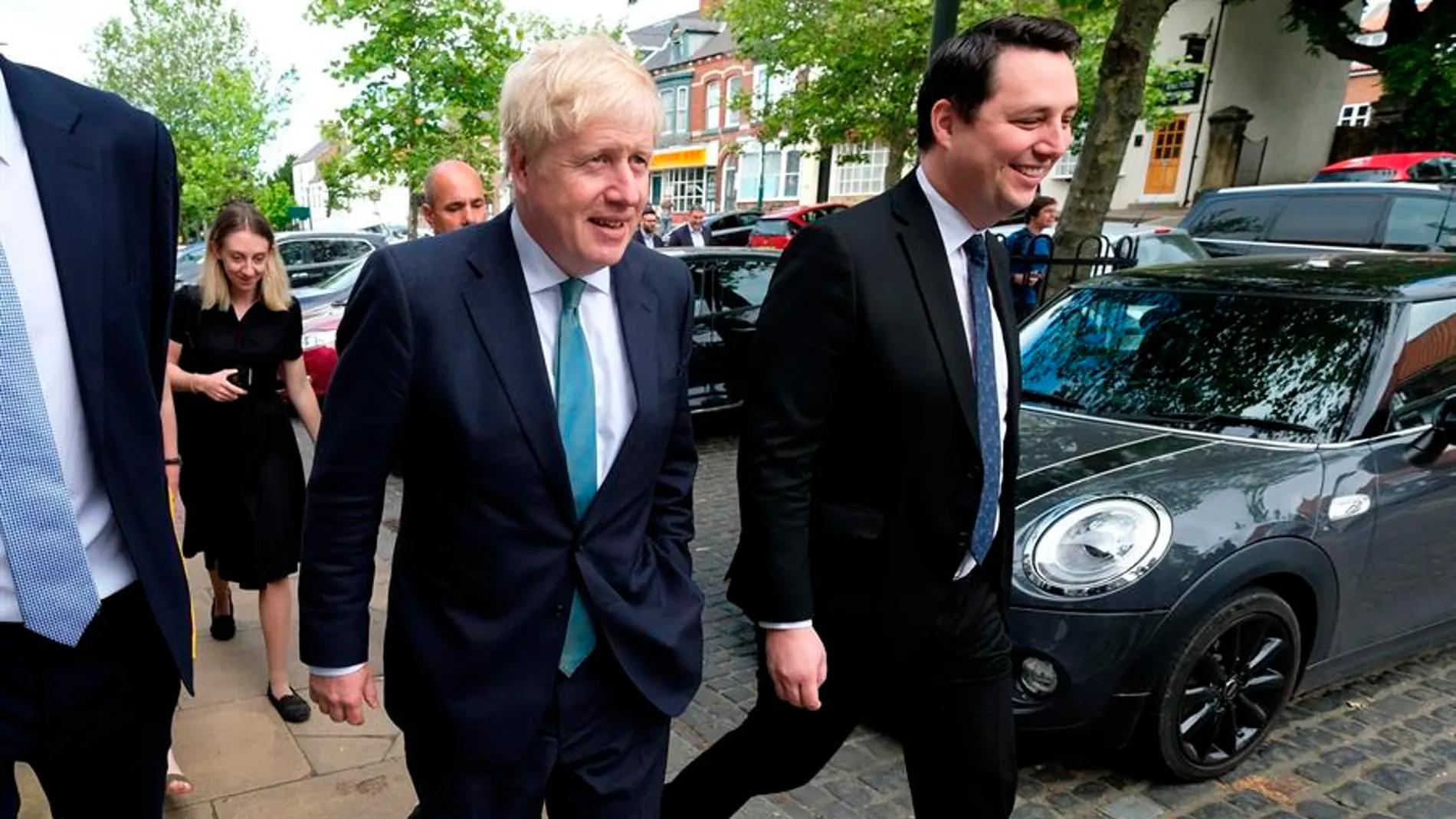 El primer ministro británico, Boris Johnson y el secretario de Estado de Administración Local, Simon Clarke