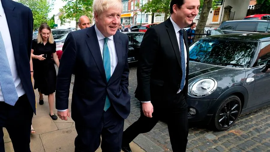 El primer ministro británico, Boris Johnson y el secretario de Estado de Administración Local, Simon Clarke