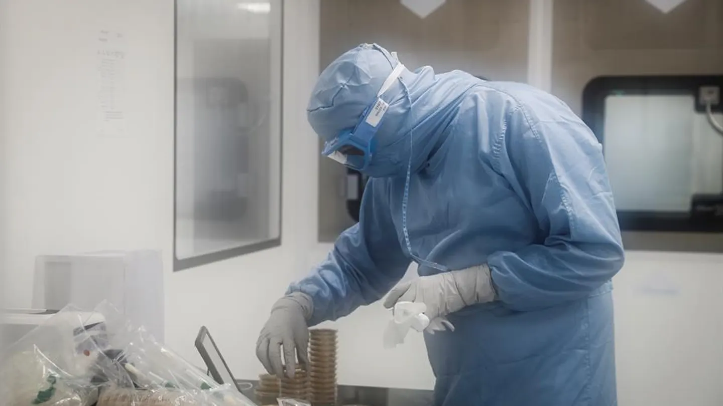 Imagen de un sanitario con un EPI en un laboratorio Imagen de un sanitario con un EPI en un laboratorio