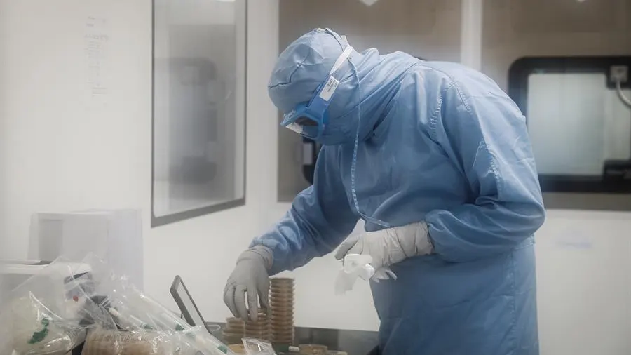 Imagen de un sanitario con un EPI en un laboratorio