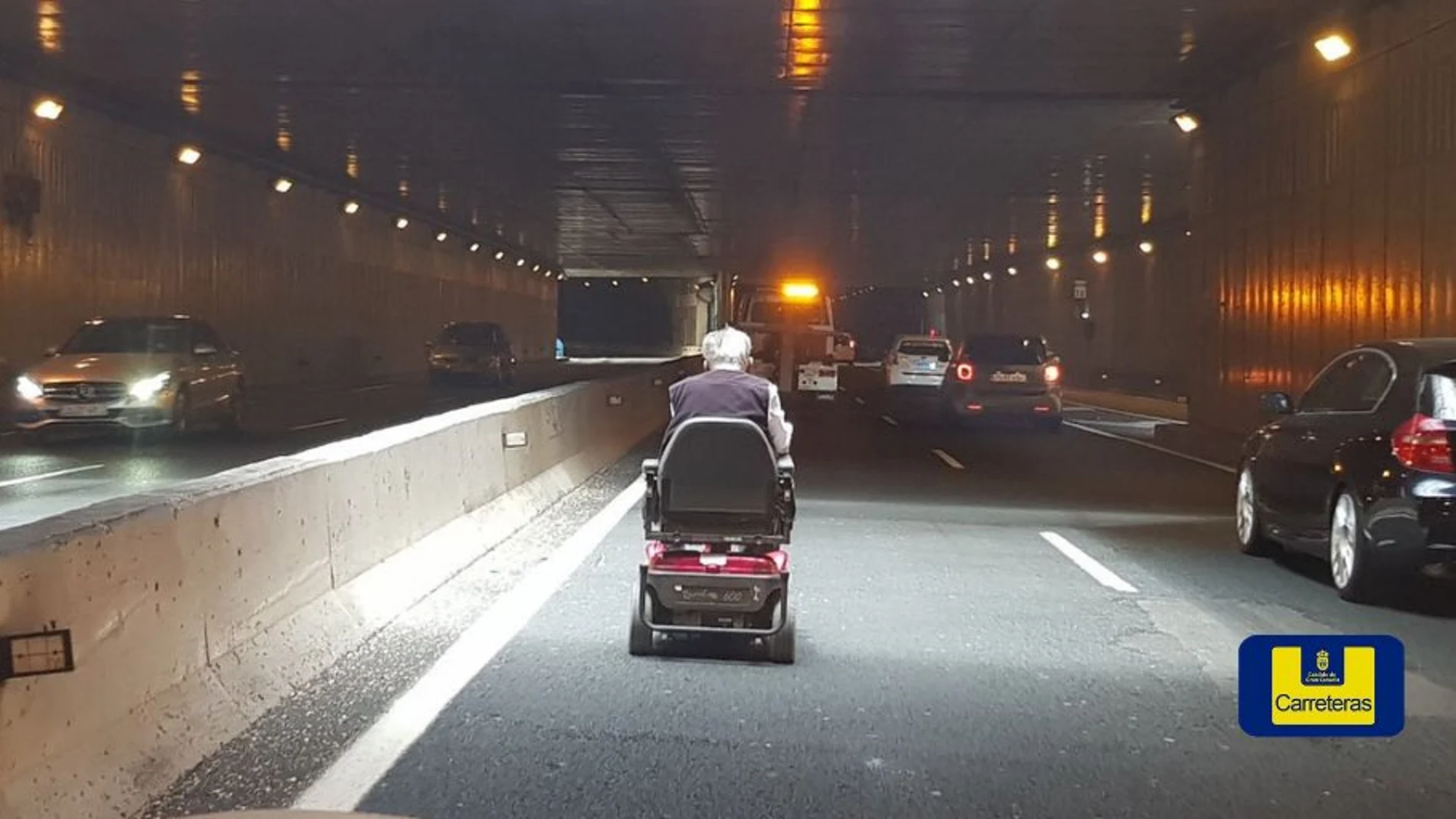 El hombre en silla de ruedas circulando por el interior del túnel de Julio Luengo