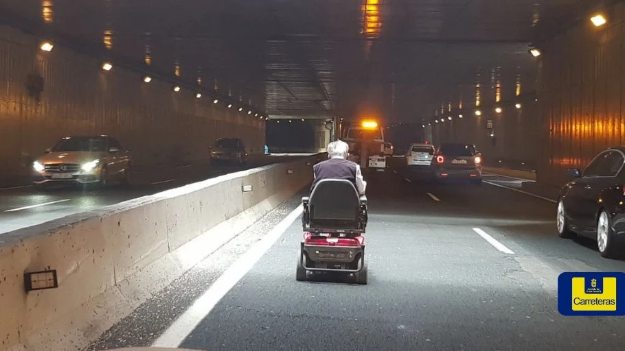 El hombre en silla de ruedas circulando por el interior del túnel de Julio Luengo