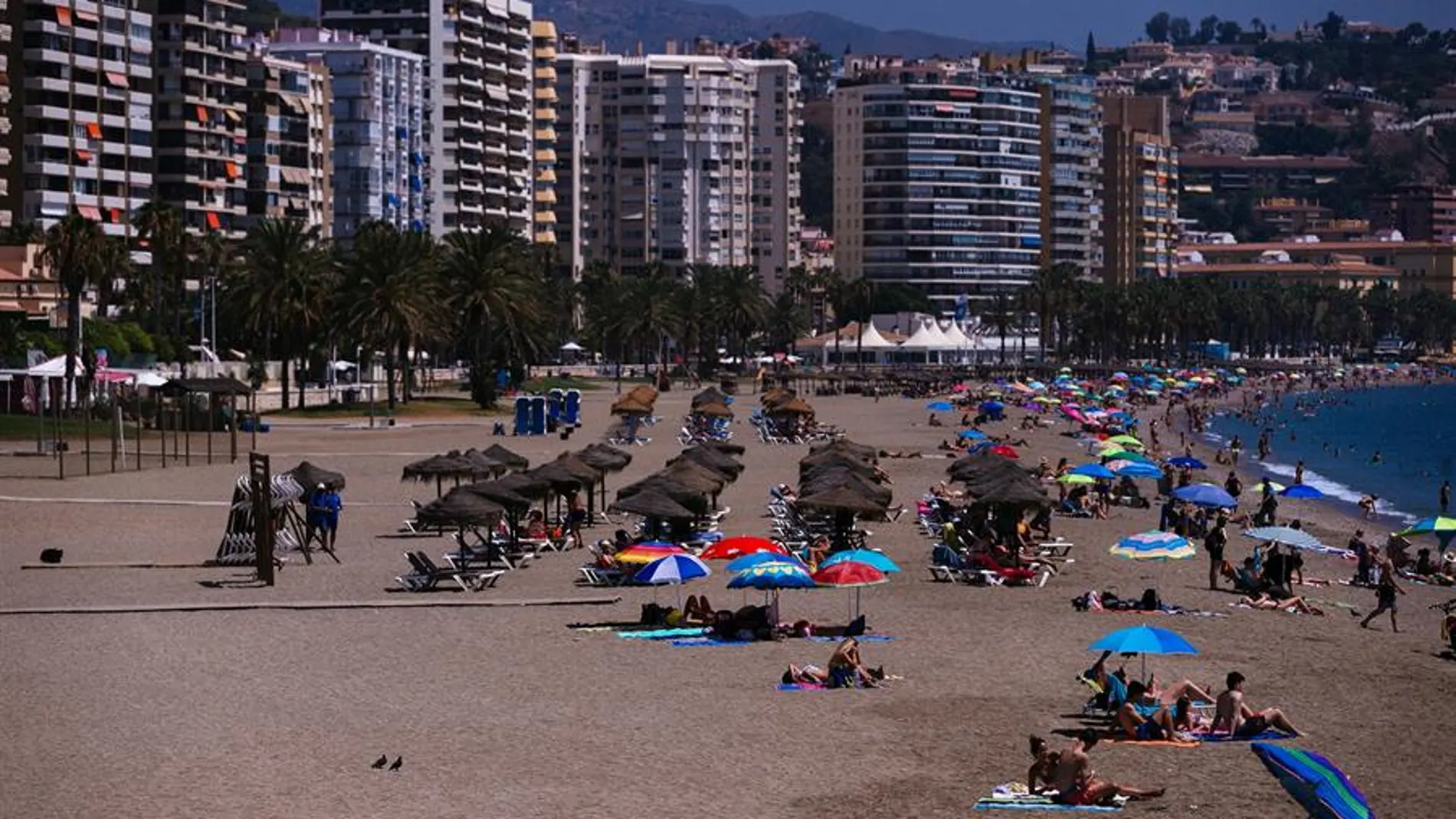 -Vista general de la playa de La Malagueta en la capital de la Costa del Sol