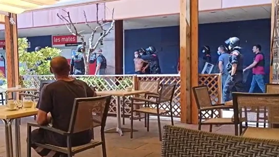 Imagen del momento de la detención del hombre que ha quemado a su expareja e incendiado un piso en El Vendrell Imagen del momento de la detención del hombre que ha quemado a su expareja e incendiado un piso en El Vendrell