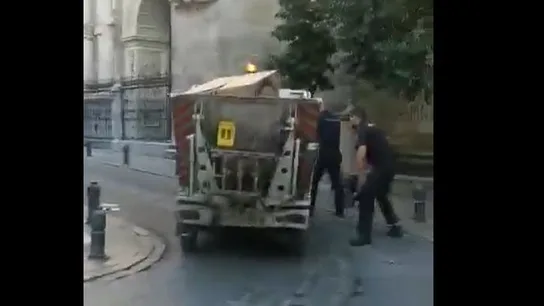 Un agente abre fuego contra un hombre que le quitó la pistola a otro policía Un agente abre fuego contra un hombre que le quitó la pistola a otro policía