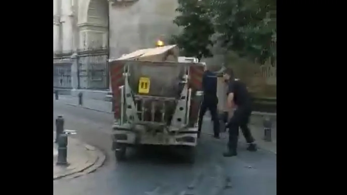 Un agente abre fuego contra un hombre que le quitó la pistola a otro policía Un agente abre fuego contra un hombre que le quitó la pistola a otro policía