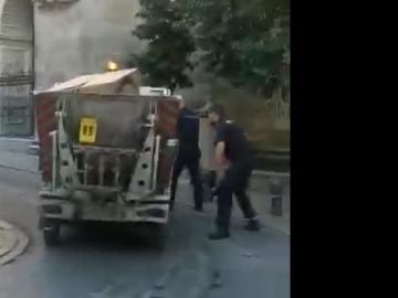 Un agente abre fuego contra un hombre que le quitó la pistola a otro policía Un agente abre fuego contra un hombre que le quitó la pistola a otro policía