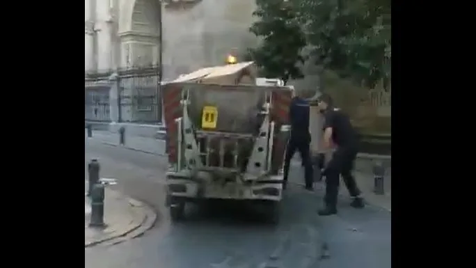 Un agente abre fuego contra un hombre que le quitó la pistola a otro policía