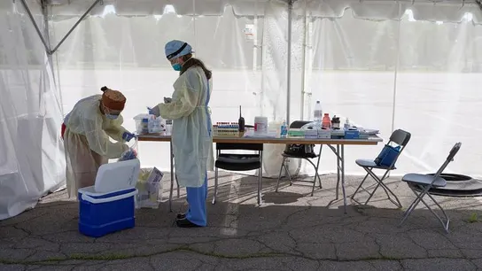 Unas enfermeras en unas carpas habilitadas para realizar pruebas PCR en Brockton, Massachusetts Unas enfermeras en unas carpas habilitadas para realizar pruebas PCR en Brockton, Massachusetts