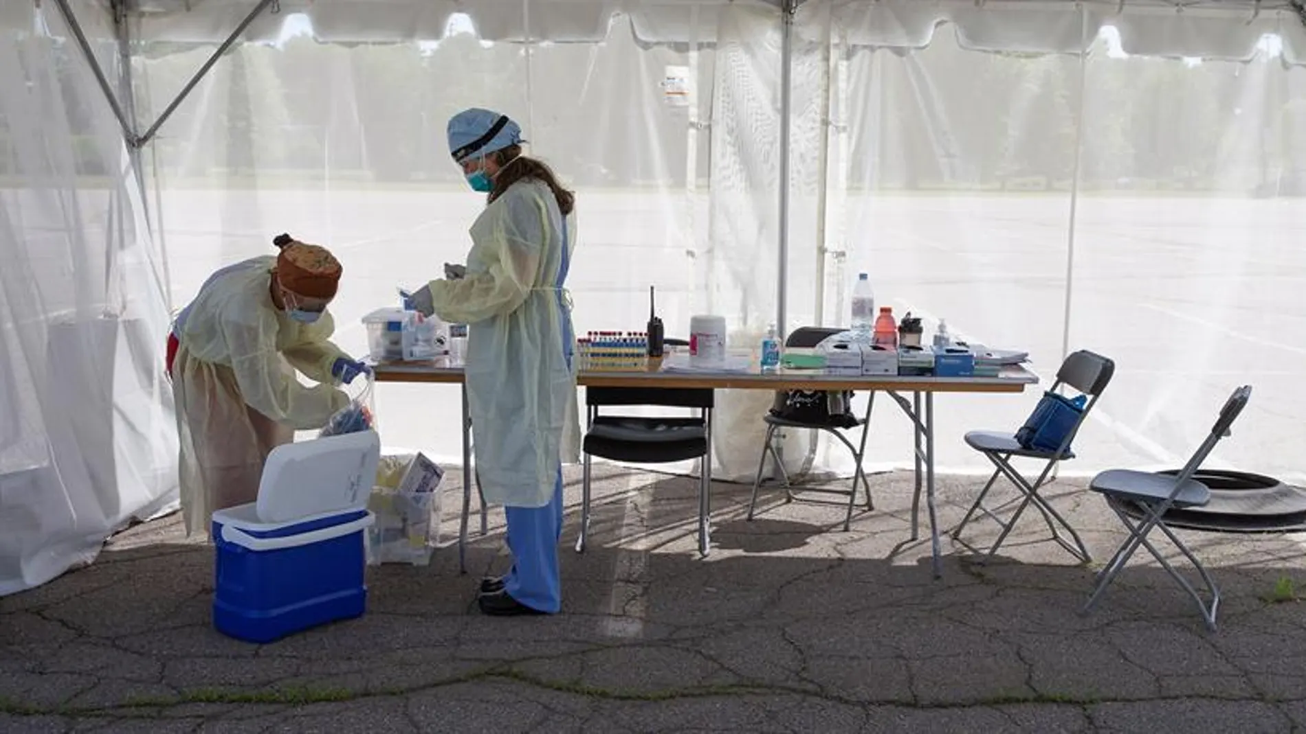 Unas enfermeras en unas carpas habilitadas para realizar pruebas PCR en Brockton, Massachusetts 