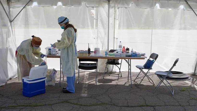 Unas enfermeras en unas carpas habilitadas para realizar pruebas PCR en Brockton, Massachusetts 