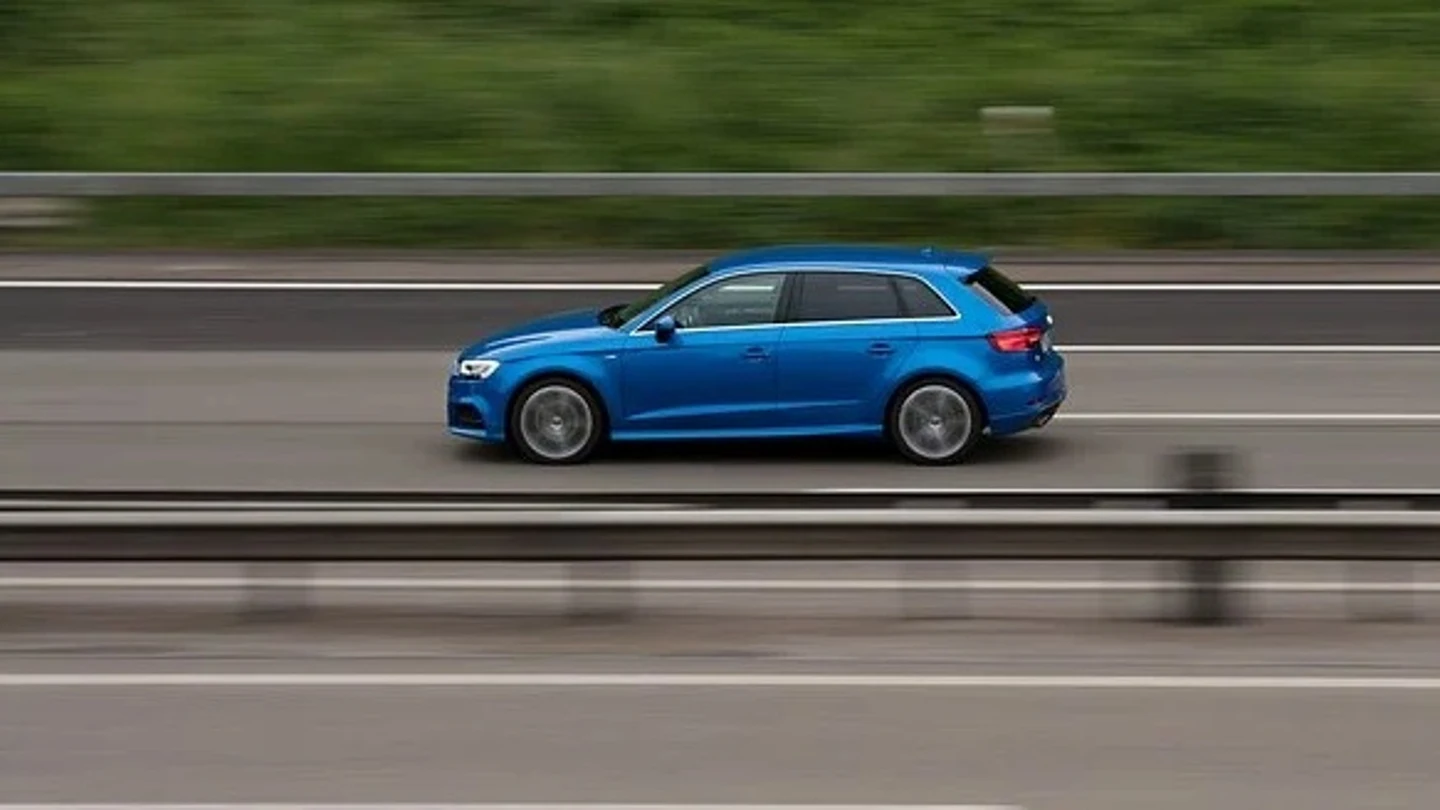 Coche circulando por una vía a gran velocidad Velocidad controlada por radar