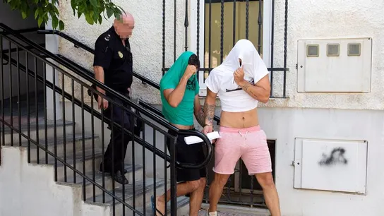 Los dos jóvenes detenidos como presuntos autores de una agresión sexual en Málaga capital, salen custodiados por la Policía Nacional del Juzgado de Instrucción número 1 de Fuengirola. Los dos jóvenes detenidos como presuntos autores de una agresión sexual en Málaga capital, salen custodiados por la Policía Nacional del Juzgado de Instrucción número 1 de Fuengirola.