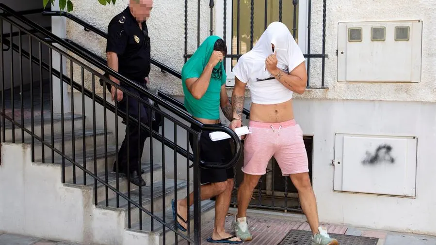  Los dos jóvenes detenidos como presuntos autores de una agresión sexual en Málaga capital, salen custodiados por la Policía Nacional del Juzgado de Instrucción número 1 de Fuengirola.