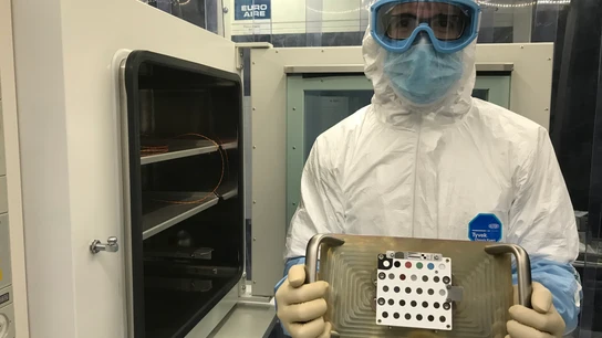 Uno de los investigadores españoles con el sistema de calibración de la SuperCam del rover Perseverance Uno de los investigadores españoles con el sistema de calibración de la SuperCam del rover Perseverance