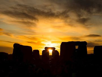 Amanecer en Stonehenge en Witshire, Reino Unido. Amanecer en Stonehenge en Witshire, Reino Unido.