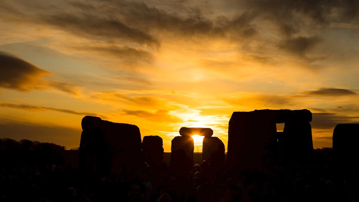  Amanecer en Stonehenge en Witshire, Reino Unido.