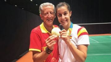 Carolina Marín junto a su padre
