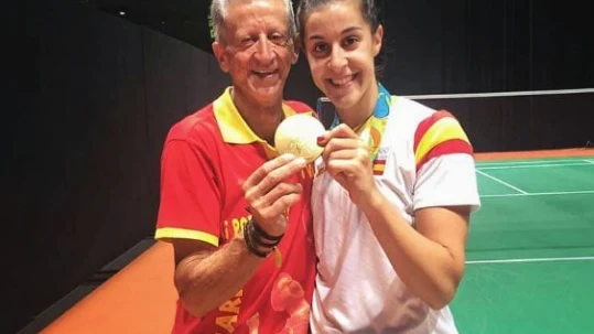 Carolina Marín junto a su padre