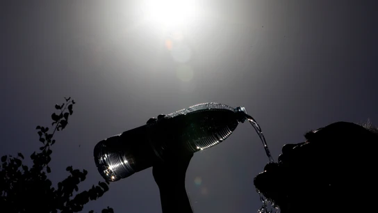 Un hombre se refresca de las alta temperaturas. Un hombre se refresca de las alta temperaturas.