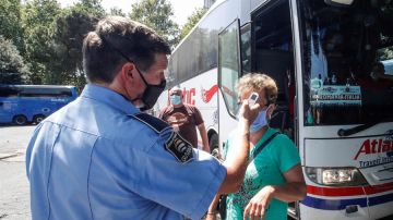 Control de temperatura en la estación de autobuses de Roma.