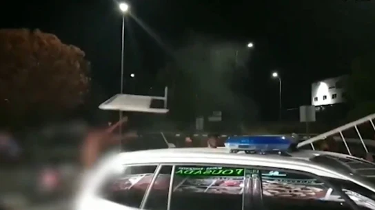Los implicados en la reyerta usaron vallas metálicas y palos para destrozar un vehículo implicado en el atropello Los implicados en la reyerta usaron vallas metálicas y palos para destrozar un vehículo implicado en el atropello