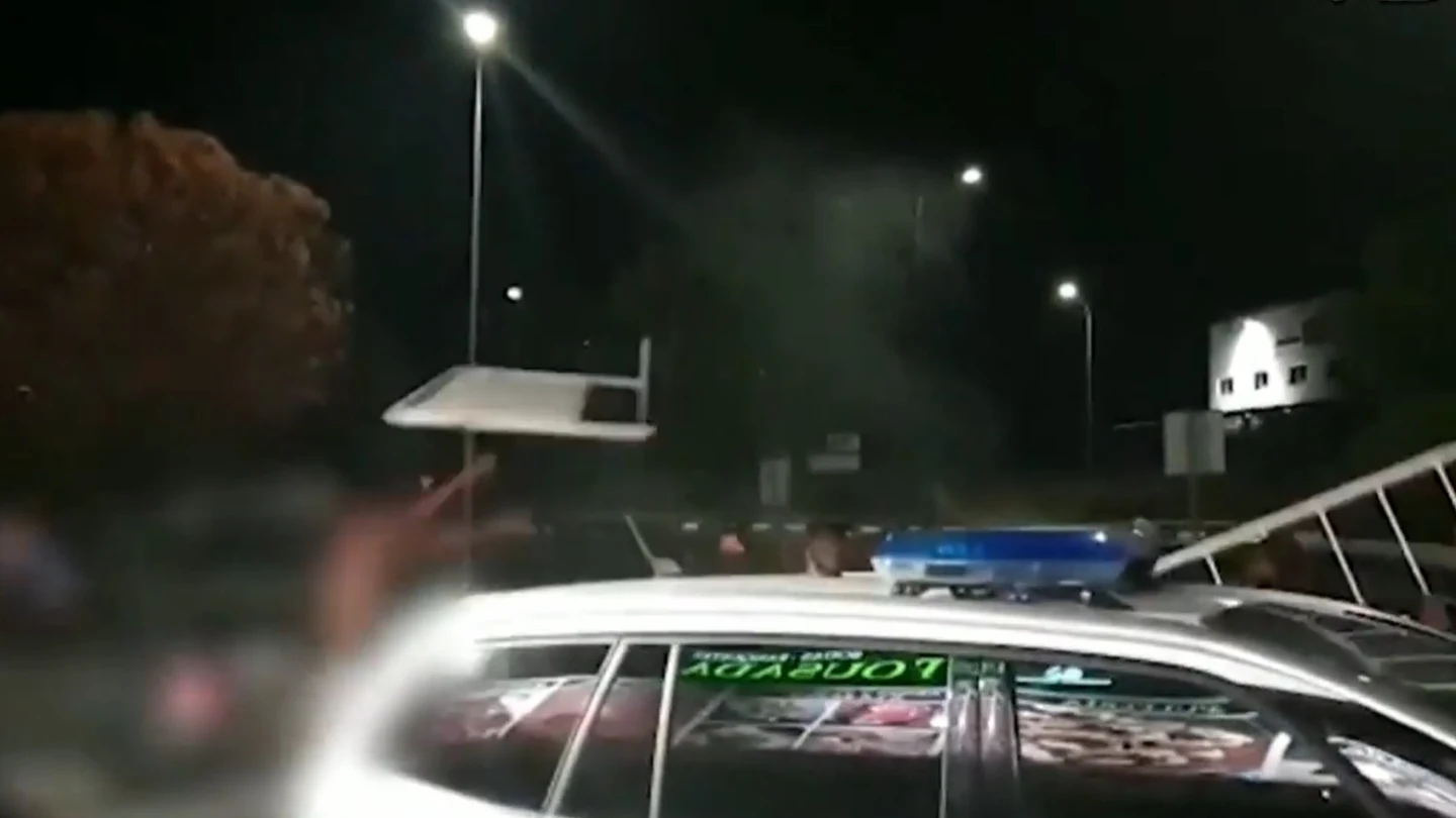 Los implicados en la reyerta usaron vallas metálicas y palos para destrozar un vehículo implicado en el atropello Los implicados en la reyerta usaron vallas metálicas y palos para destrozar un vehículo implicado en el atropello