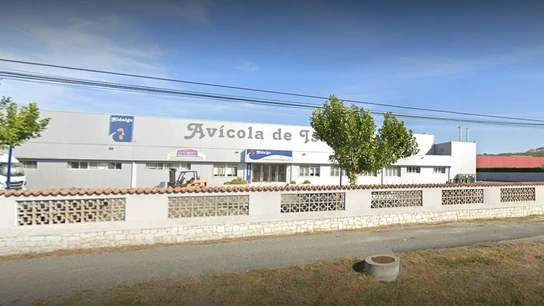 Fachada de la empresa avícola en la que trabajan los 17 positivos que celebraron una comida Fachada de la empresa avícola en la que trabajan los 17 positivos que celebraron una comida
