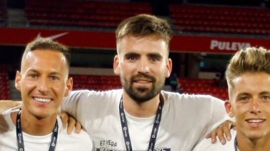 Unai Etxebarria, junto a dos compa&ntilde;eros del Granada CF
