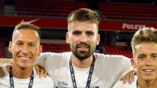 Unai Etxebarria, junto a dos compañeros del Granada CF Unai Etxebarria, junto a dos compañeros del Granada CF
