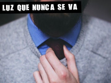 Un hombre ajustando su corbata Un hombre ajustando su corbata