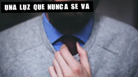 Un hombre ajustando su corbata Un hombre ajustando su corbata