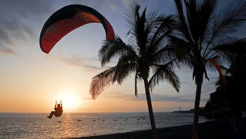 Parapente al atardecer en La Palma