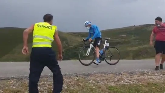 Los voluntarios ayudan a los ciclistas Los voluntarios ayudan a los ciclistas