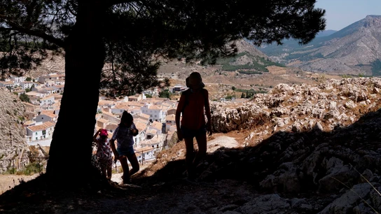 Varias personas recorren el municipio de Vélez-Blanco en el Parque Natural Sierra María - Los Vélez, Almería Varias personas recorren el municipio de Vélez-Blanco en el Parque Natural Sierra María - Los Vélez, Almería
