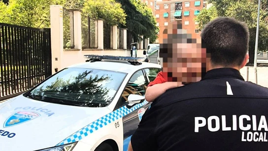 La Policía tuvo que romper el cristal del vehículo para rescatar al pequeño de dos años. La Policía tuvo que romper el cristal del vehículo para rescatar al pequeño de dos años.