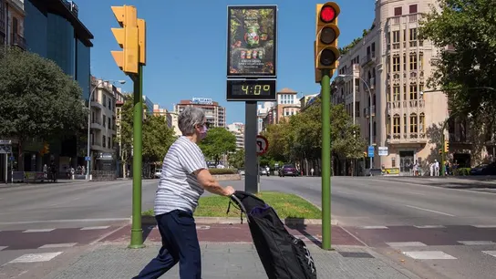 Una mujer pasea por Palma en plena ola de calor Una mujer pasea por Palma en plena ola de calor