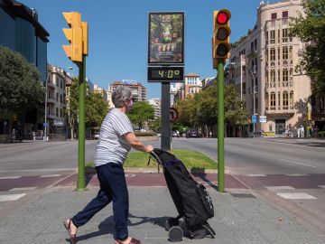 Una mujer pasea por Palma en plena ola de calor Una mujer pasea por Palma en plena ola de calor