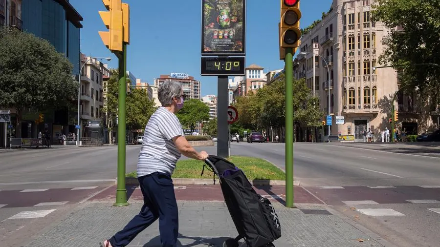 Una mujer pasea por Palma en plena ola de calor