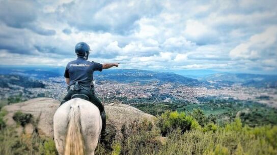 Imagen de archivo de un polic&iacute;a a caballo